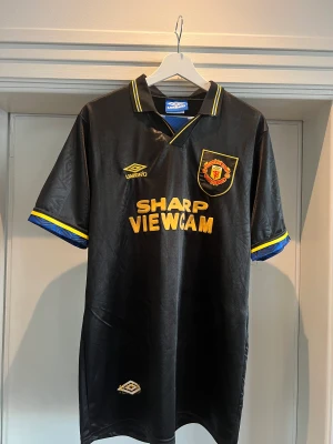 Manchester United matchtröja 94/95 - Manchester United matchtröja från säsongen 94/95 med legendaren Eric Cantona på ryggen som under många säsonger var en stor orsak till Uniteds framgångar under deras storhetstid på 90 talet.