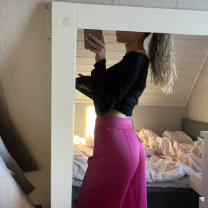 Rosa kostymbyxor  - Skrikrosa kostymbyxor från bik bok med lappen kvar. I storlek 34. Aldrig använda 