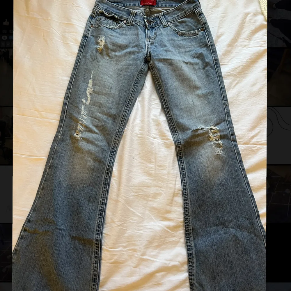 Säljer dessa dö snygga lågmidjade jeans som tyvärr va för små för mig💔💔. Jeans & Byxor.