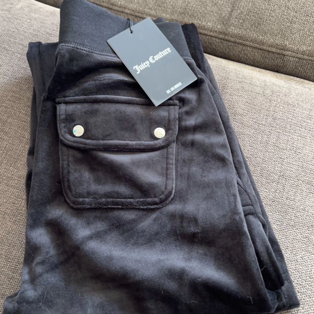 Säljer mina svarta juicy byxor i Storlek S för 700 kr. Köpt för 1000 på deras hemsida. Du står för frakten❤️. Jeans & Byxor.