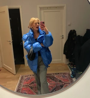 Dunjacka - Säljer denna asballa dunjackan från hm! Lik en fjällräven men med glansigare finish. Ytterlaget består av polyester och fodrad med äkta dun. Og pris ca 1800 men säljer för 1100. M men passar allt mellan Xs-XL beroende på hur man vill den ska sitta