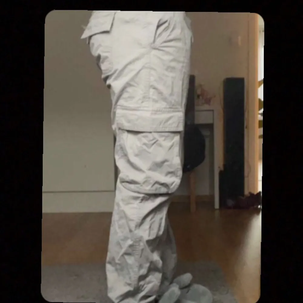 Cargo byxor ifrån gina tricot!! Jag är 170cm och de är perfekt längd på byxorna, men dem var dock för stora för mig ❤️. Jeans & Byxor.