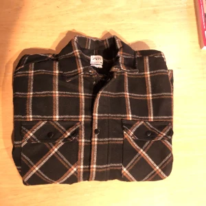 Vårjacka - En snygg skjortjacka från Zara som är perfekt för våren. Var både dragkedja och knappar. Fickor på sidorna. Skön och lagom varm. Nypris 600 kr. 