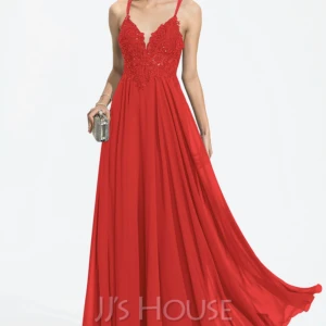 Bal klänning - Röd bal klänning från JJ’s house, helt ny och oanvänd. Köpte för 2000kr