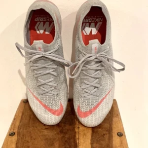 Fotbollsskor  - Hej nu säljer jag mina fotbollsskor som har blivit Försmå har inte använt dem. Storlek 39 