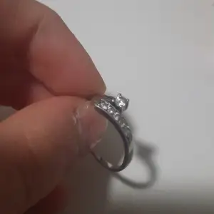 En äkta silver ring. Diamanterna är dock inte riktiga. OBS, likea detta ifall du vill köpa den nu:D