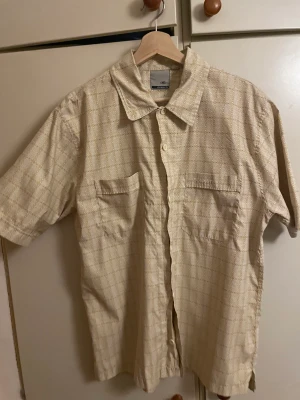 Rutig skjorta - Rutig gul skjorta i storlek XL säljs! Skulle säga att den är ganska liten i storleken. Köpare står för frakt.