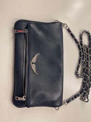 Fake zadig - Säljer min fake zadig väska som var köpt i Spanien på höstlovet använd Max 3-4 gånger💗 Enligt mig så ser  den väldigt äkta ut och den har väldigt mycket utrymme!  