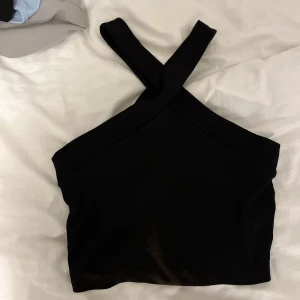 Två linnen - Säljer dessa linnen i vit och svart köp båda för 120 eller ett för 80