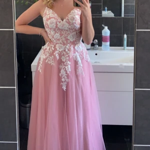 Balklänning  - Säljer nu min balklänning! Jag är 166cm lång och hade 8-10cm klackar på mig och den var perfekt i längden. Den har snörning i ryggen så den är väldigt ställbar. Köptes för 1400 på JJ’s house. TRYCK EJ KÖP NU 