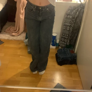 Mörkblå jeans - Jeans från hm, säljer för att jag har alldeles för många jeans men dom är jätte fina🤍