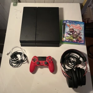 PLAYSTATION 4 - Hej! Säljer nu mitt sparsamt använda PS4 pga inget behov av det längre.  Det som ingår är HyperX cloud alpha gaminghörlurar, 1 kontroll, Littlebigplanet 3, Rayman Legends, Steep, strömkabel och laddkabel. OBS skada på hörlurar micken fungerar med tejp.