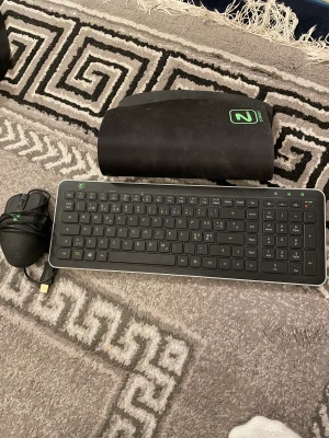 Gaming Tillbehör - Ett bluetooth tangentbord, en mus, samt en musmatta ifrån ZOMBEE  Utmärkt skick, priset är ett paketpris