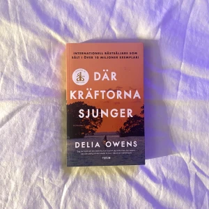 Där kräftorna sjunger, svenska  - Säljer Där Kräftorna Sjunger på svenska för 55 kr! Aldrig läst, knappt rört. Ingen bruten rygg, som man kan se på bilden. Kontakta mig så kan vi talas om mötes plats. Du betalar själv för frakt :)) 