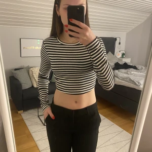 Croppad tröja - Randig croppad topp från Na-kd. Skönt material, skriv för fler bilder💗
