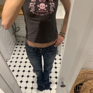 y2k topp - Väldigt fin 2000s topp med tryck av en döskalle. Passar cyber Y2k stilen!☆ 