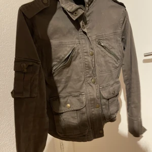 Militär jacka  - Militär aktig jacka , höstjackan , storlek s/xs, strechig