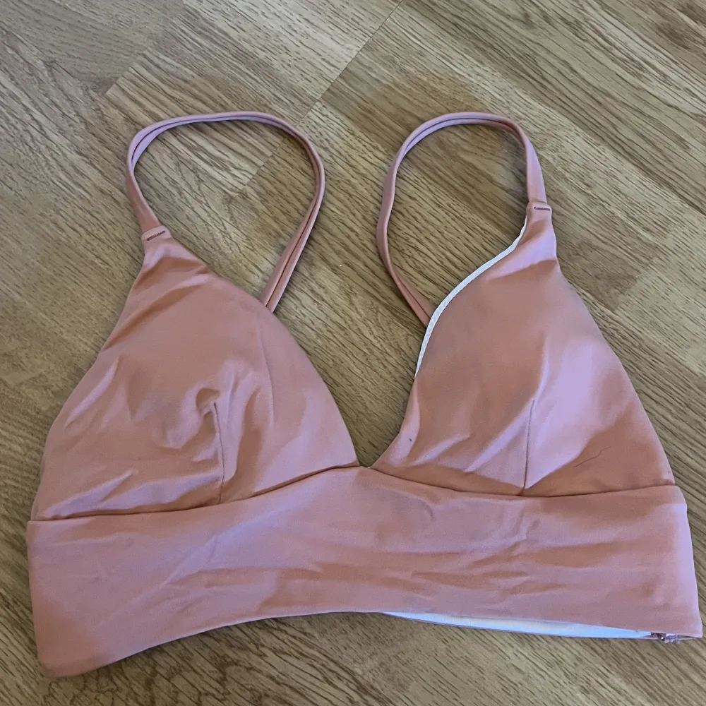Säljer dessa fina bikini toppar som är helt oanvända,  Lila är i storlek - S  Och den rosa i - Xs  25 kr st eller båda för 40 ♡. Övrigt.
