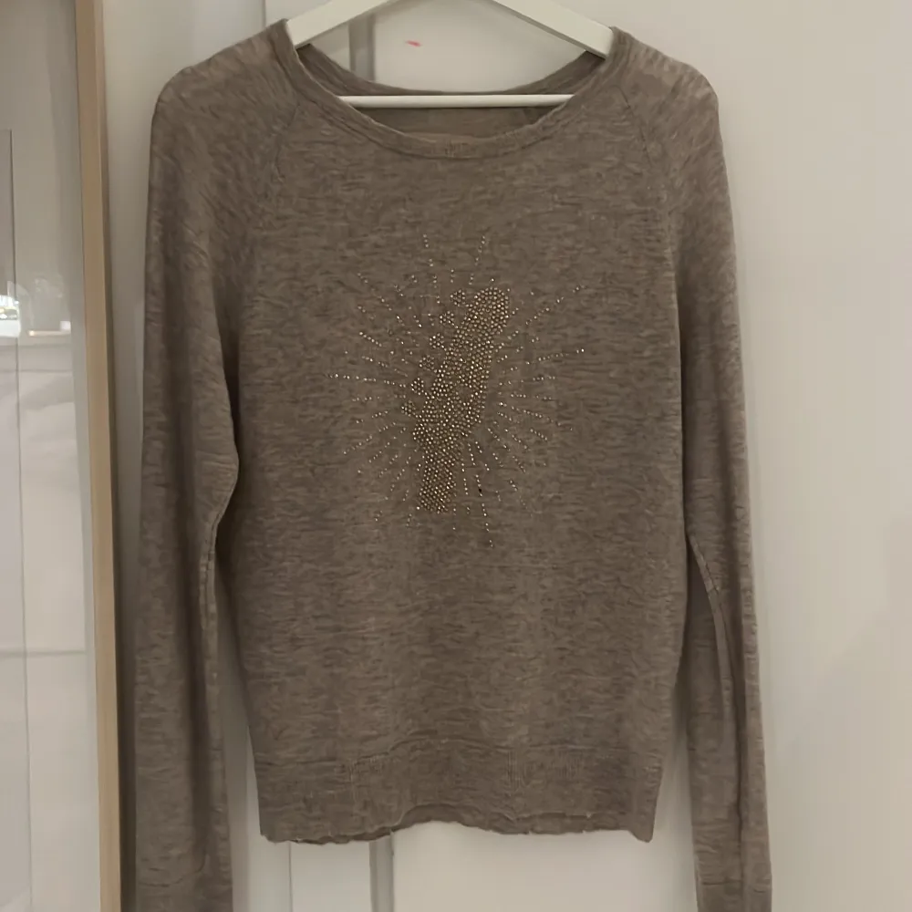 Jättfin cashmere tröja från Zadig Voltaire. Säljer pågrund av att den är för stor för mig i axlarna. En av stenarna har trillat av som ni ser på andra bilden, men inget man ser. Storlek S. Tröjor & Koftor.