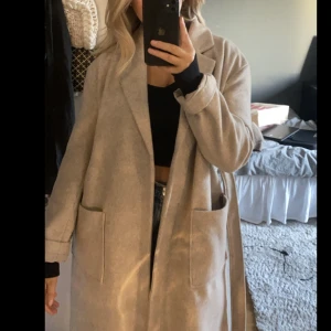 Beige kappa - Beige kappa från Gina tricot storlek 34 men något oversized. Använd fåtal gånger. Nypris 799.