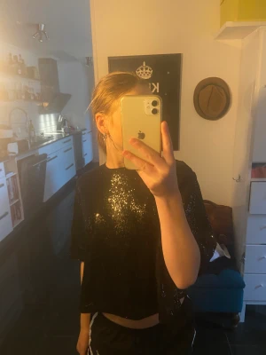 Glittrig svart topp från hm - Fin svart glittrig topp stl m