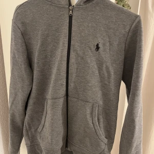 Ralph lauren hoodie - Nypris 1 800kr! Den är mörkgrå och oversized (på mig: 170cm). Skriv privat för bild på passform samt mått!