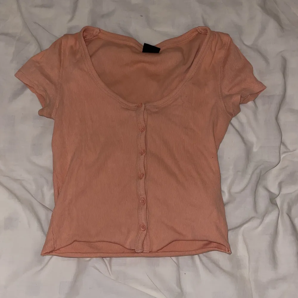 Rosa/orange t-shirt från Gina storlek xs. T-shirts.