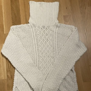 Snygg stickad tröja - Såå fin vit stickad tröja! Använd en del men fortfarande i bra skick. Storlek 158/164 men passar som XS/S!