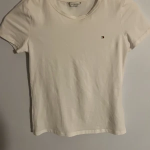 Tommy Hilfiger t-shirt - En Dam Tommy hilfiger t-shirt, den är i jätte fint skick och andvänd 1 gång❤️Den är fläckfri, igentligen xxs men passar xs men sitter lite tajtare isåfall, kom privat för mer information🫶🏼Säljer den mycket billigare än vad den kostar på hemsidan❤️