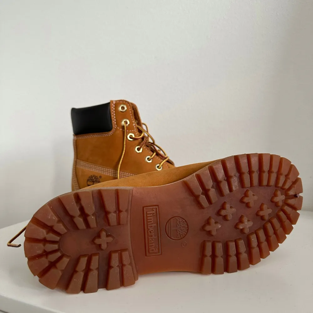 Skor från timberland, endast använda en gång! De är i jättebra skick, enda är ett litet märke på insidan av ena skon (se tredje bilden). Men det märks knappt. Nypris är 2299kr. . Skor.