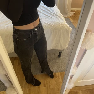 Gina Tricot jeans - Säljer ett par mid rise jeans från Gina Tricot. Använt sällan så där med väldigt bra skick💕