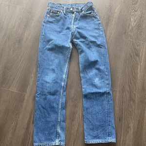 Levis 501 💥 - Mörkblå 501 från Levis, en fläck där färgen försvinnit som knappt syns annars är det inga synliga skador ✨ 