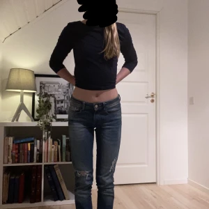 Mörkblå lågmidijade jeans - SUPER SNYGGA jeans som inte kommer till andvändning! De är lågmidijade! Jag är 162 och dom passar mig i längden!