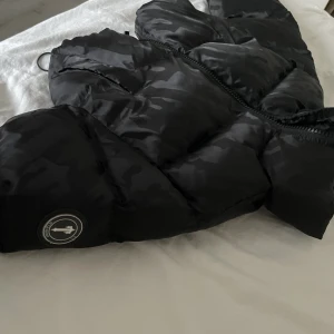 Trapstar puffer - Säljer min Trapstar cropped puffer. Svart med det kända Trapstar T:et över hela jackan. Köpt på officiella hemsidan alltså äkta, kvitto finns. Använd en gång. Pris kan diskuteras, köparen står för frakt.