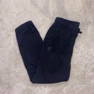 UA Project Rock  - Mjukisbyxor från Under Armour ur The Rock collectionen. Skinny fit i storlek kids L.  Är i bra skick. 