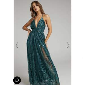 Säljer nu denna otroligt fina balklänning från den australiensiska sidan Showpo💕 Klänningen är oanvänd och kvar i förpackningen💕Nypris 1200 men vid beställning från deras hemsida tillkommer en fraktavgift på 25 € och även tull💕