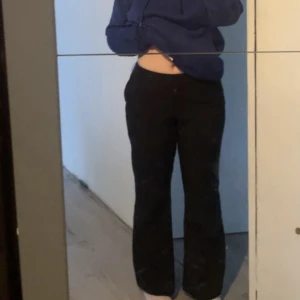 low waist kostymbyxor - säljer dessa då de blivit för små för mig, dom är lågmidjade och utsvängda därnere, köptes på primark kommer dock inte ihåg för hur mycket! ❤️ de är i storlek 40 men skulle mer säga att dom sitter som en S eller liten M🥰