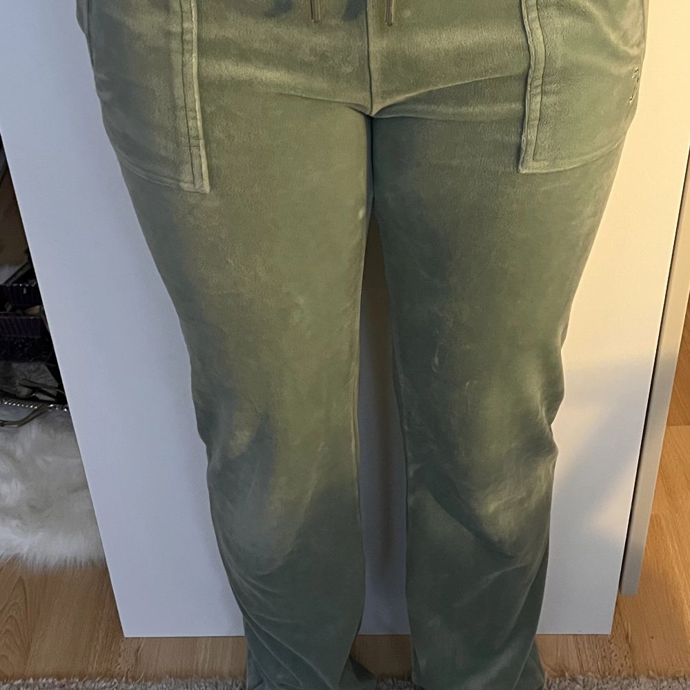 Gröna juicy byxor  Storlek - xs  Inte så jätte använda  Posta- 60kr frakt spårbart  . Jeans & Byxor.