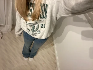 Snygg sweatshirt - Snygg sweatshirt från carlings i nyskick💞 Jag har 36/s Nypris 399💞 