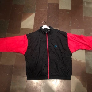 Nike Vintage backprint  -  baggy, liten färg fläck vid sidan av armen som inte syns när man har på sig den