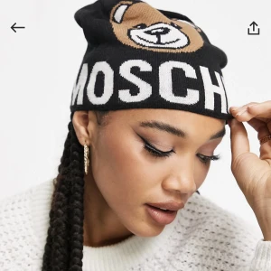 Moschino mössa - Säljer min fina moschino mössa då den inte kommer till användning. Använd ca 3ggr så den är som ny.💗(nypris 949kr)