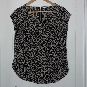 Leopardtröja - Nyskick✨ är i storlek 34 men passar 36 också