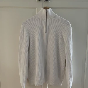 Half zip från Zara - Vit half zip från Zara i väldigt bra skick. 