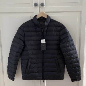 Massimo Dutti Jacka - Helt oanvänd jacka från Massimo Dutti. Säljer för att den är för liten och glömde skicka tillbaka. Pris kan diskuteras, nypris: 1100kr