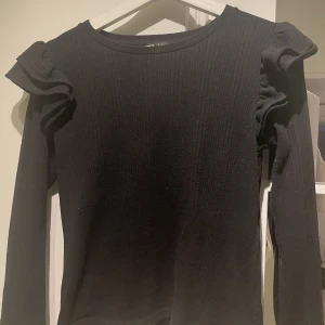 Zara topp - jätte fin topp ifrån zara. Storlek S. knappt använda. 100kr +frakt