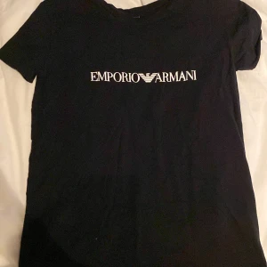 Emporio Armani t-shirt - Inga fläckar använd ett fåtal gånge.  Storlek S