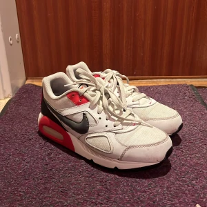 Nike air max 90 - Säljer mina Nike air max 90 som är i ganska bra skick, jag har inte använt dom på länge pga att de har blivit för små. Storlek 40