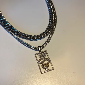Silverhalsband - Coolt Silverhalsband i fint skick. Halsbandets storlek går att justera själv. Ej äkta silver