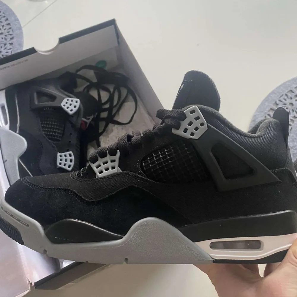 Säljer nu mina Jordan 4 canvas black, aldrig använda har bara testat dem. Helt nya . Skor.