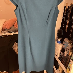 Klänning - En ocean färg midi klänning i storlek 36